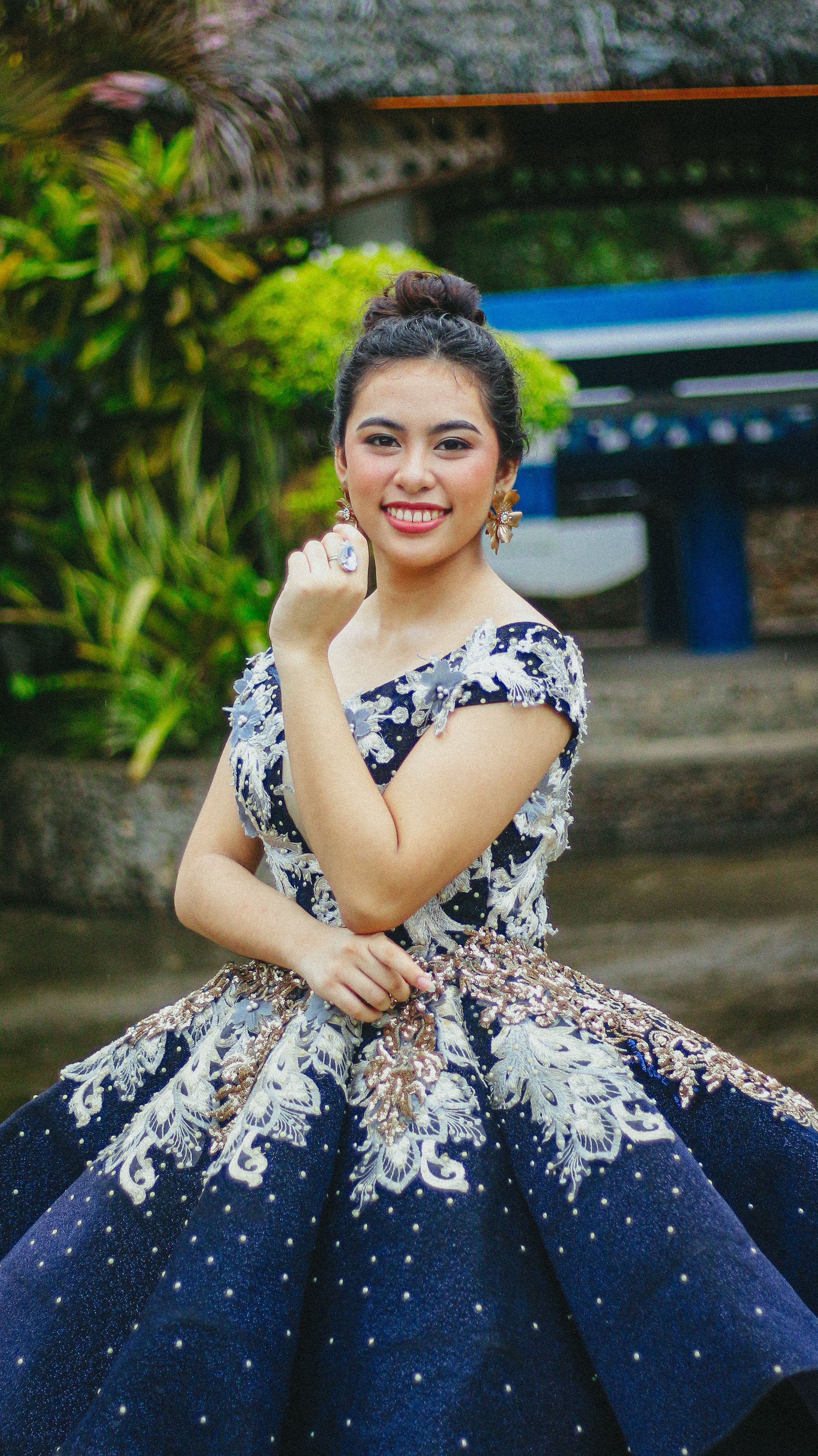 Guest in a blue sequinned gown